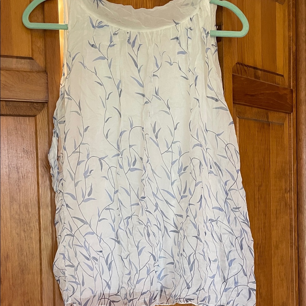 Chic White and Blue Leaf Print Tank Top